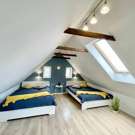 Isteni Zamardi, Akar 12 Fo! Balaton 아파트