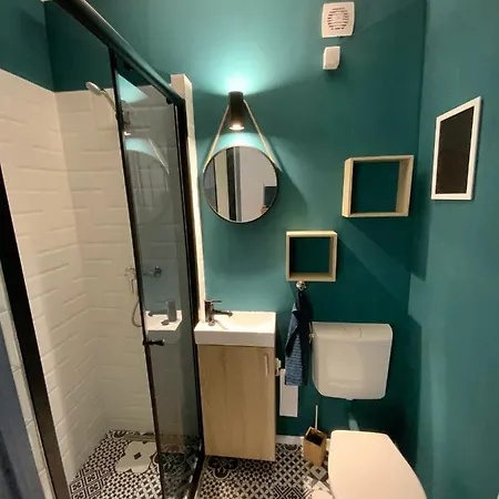 Isteni Zamardi, Akar 12 Fo! Balaton 아파트 *