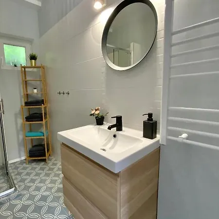 Isteni Zamardi, Akar 12 Fo! Balaton 아파트