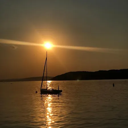 Isteni Zamardi, Akar 12 Fo! Balaton شقة زاماردي