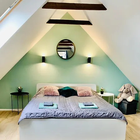 Isteni Zamardi, Akar 12 Fo! Balaton Apartmán