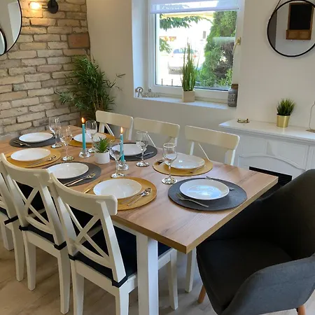 Isteni Zamardi, Akar 12 Fo! Balaton Apartmán *