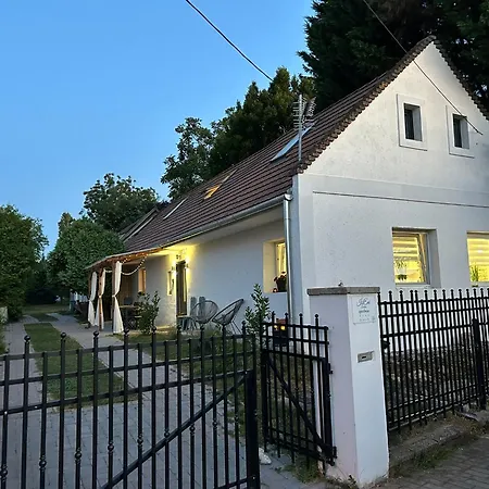 Isteni Zamardi, Akar 12 Fo! Balaton 아파트