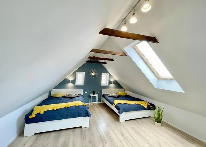 Isteni Zamardi, Akar 12 Fo! Balaton Apartmán