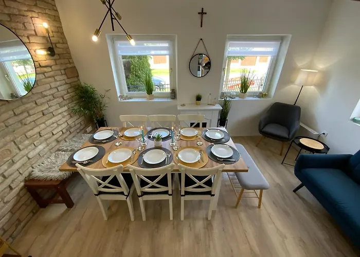 Isteni Zamardi, Akar 12 Fo! Balaton Apartmán