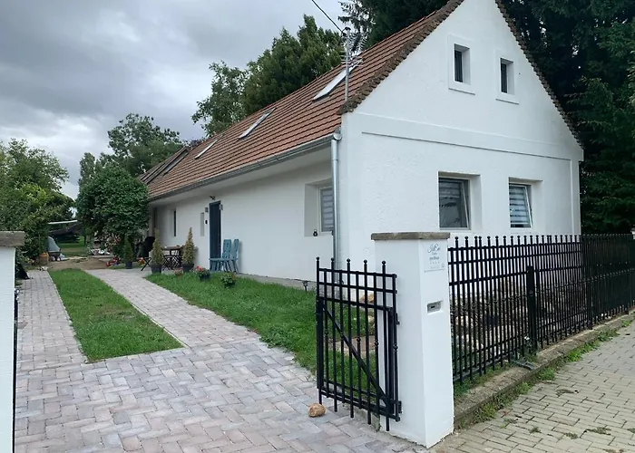 Isteni Zamardi, Akar 12 Fo! Balaton 公寓 *